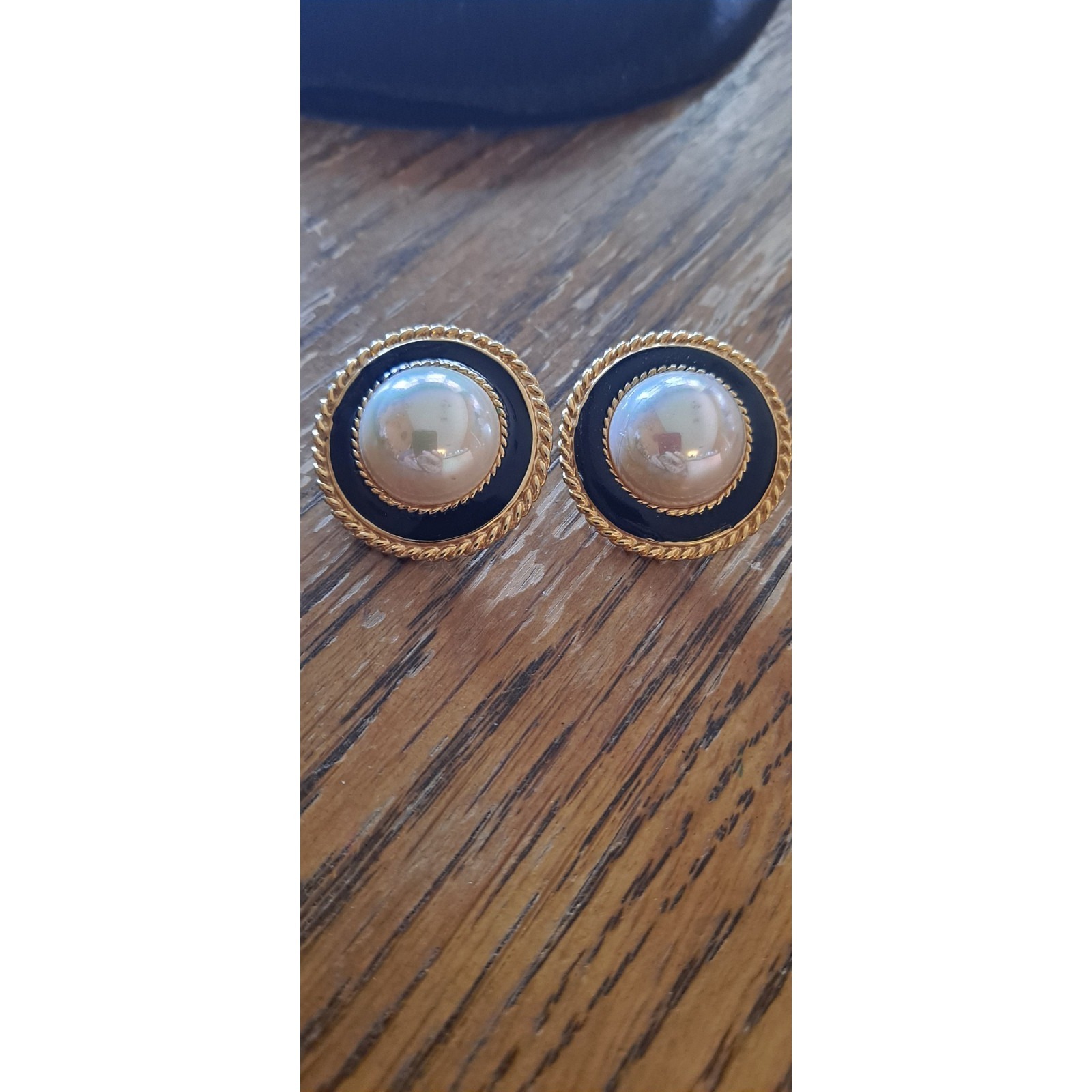 Vintage 80s Faux Pearl Black Enamel Goldtone Rope Edge Stud Earrings Mcm Kjl